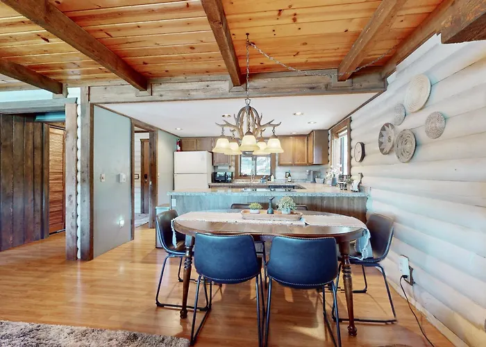 Whispering Pines Lakehouse Dom wakacyjny