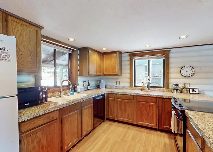Dom wakacyjny Whispering Pines Lakehouse *