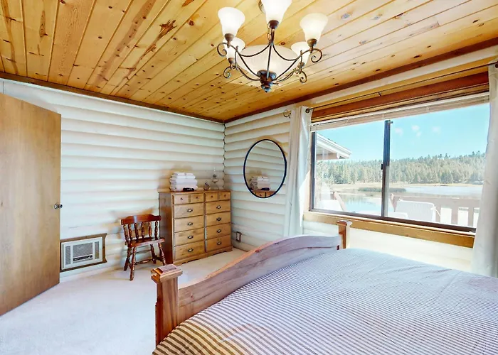 Dom wakacyjny Whispering Pines Lakehouse
